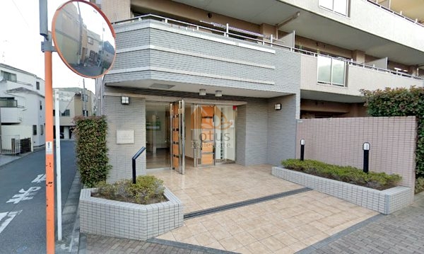 クリオ中村橋弐番館エントランス１｜エントランスはオートロック付きで安心です。