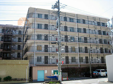 東四ツ木グリーンハイツは昭和５７年築、６階建てのマンションです。手前の電柱が存在感を放つ昔ながらの下町の住宅地に溶け込んでいます。南向き住戸が多く、日中は明るく感じられそうです。敷地内の駐車スペースも使いやすく、実用性を重視したつくりです。