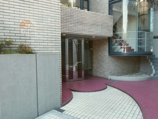 スカーラ代々木上原エントランス１｜スカーラ代々木上原の共用部はこじんまりしていますが、エントランスはオートロック完備、宅配ボックスもあります。