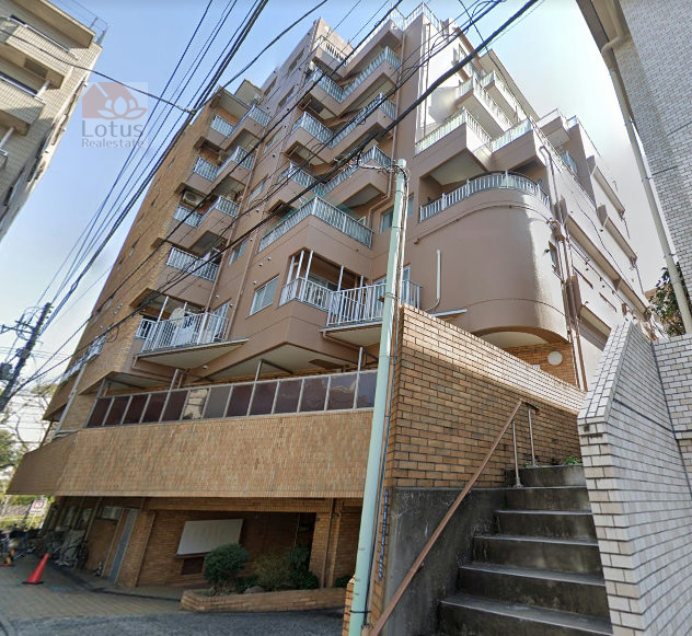 リッシェル飛鳥山は昭和５７年築、７階建てのマンションです。本郷通りに面していて、向かいに飛鳥山公園があります。ＪＲ「王子」駅へは公園内を通って南口に出ると少し近道です。