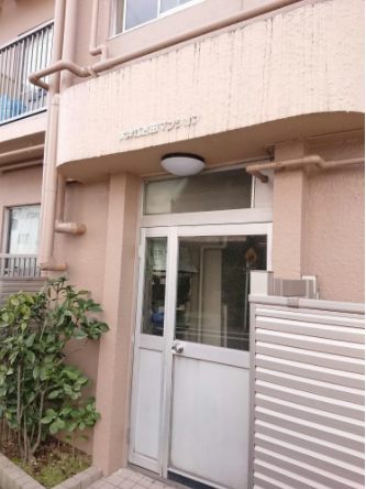 大洋江古田マンション外観３｜エントランスは無駄を省いたシンプル設計です。昭和築ならではの素朴な雰囲気が残り、落ち着いた生活に適しています。