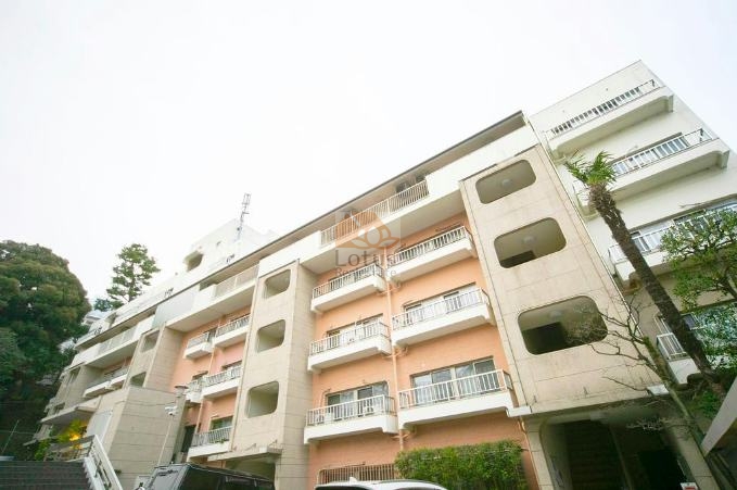 瀬田ハイツ外観２｜瀬田ハイツは二子玉川駅から徒歩7分のなだらかな丘陵地に位置し、周辺は用水路のような丸子川が流れ、緑が多い閑静な住環境です。