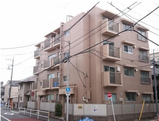大洋江古田マンション外観２｜ベージュ系の外壁に加え、バルコニーの庇が規則正しく並ぶ落ち着いた印象の外観です。エレベーターがない構造も、管理のシンプルさとコスト面でのメリットがあります。