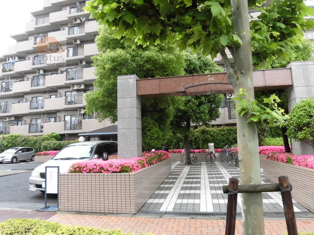 バームハイツ五反野外観 (4)｜バームハイツ五反野は平成4年築、８階建てのマンションです。周辺は住宅街です。エントランスアプローチは道路として収用されました。