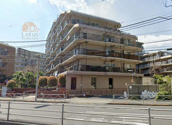 ローズハイツ仙台坂外観２｜ローズハイツ仙台坂は昭和５４年築、８階建てのマンションです。第一京浜道路沿いに立地し、最寄り駅は京急本線「青物横丁」駅です。ＪＲ「大井町」駅も利用可です。