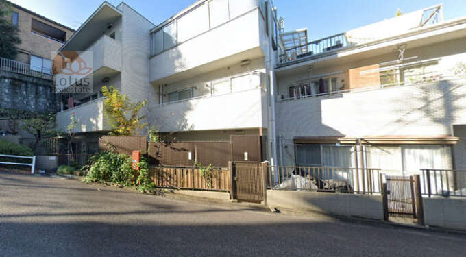 ダイアパレス哲学堂外観６｜ダイアパレス哲学堂は昭和55年築、３階建て低層マンションです。エレベーターはありません。周辺は静かな住宅地です。哲学堂公園が近くにあります。