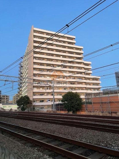 大森永谷マンションは、昭和48年築、地上15階建て・総戸数260戸の大規模マンションで、遠目にも存在感のあるフォルムが印象的。南向き住戸が多く、採光と眺望に優れた住棟配置となっています。