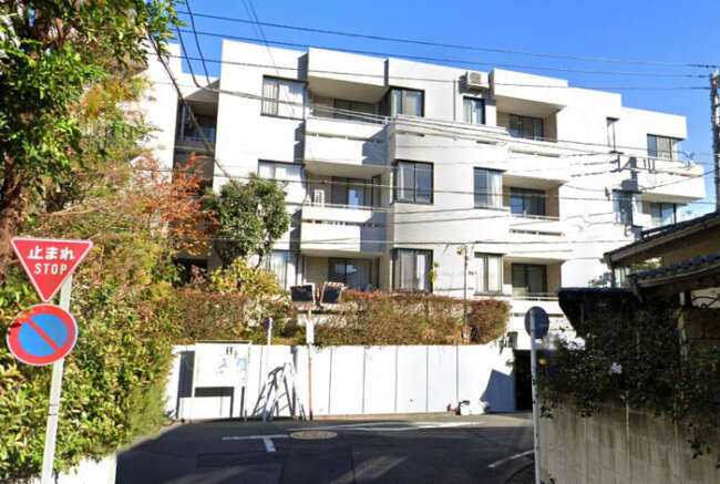 スカーラ代々木上原外観１｜スカーラ代々木上原は昭和５９年築、５階建のマンションです。東側は区立上原中学校があります。周辺は静かな住宅街です。
