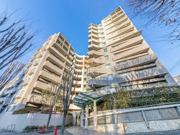 曲線を描くバルコニーラインと分節されたボリューム構成が、都心立地の中でも穏やかな表情をつくっています。総戸数123戸の大規模マンションらしく、視界に入る住棟のスケール感が安定しており、道路からの距離感も適切。午前中の光がファサードに当たると陰影が柔らかく出て、住宅地としての落ち着きが際立つ外観といえます。