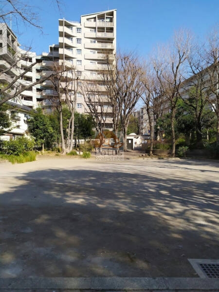 渋谷区立幡ヶ谷第三公園｜エントランス前には「渋谷区立幡ヶ谷第三公園」があります。