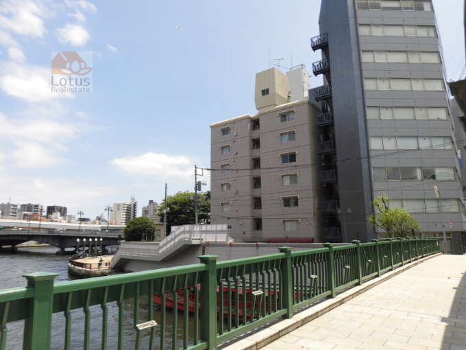 ヴェルドミール柳橋 (3)｜ヴェルドミール柳橋は神田川が隅田川と合流する地点に建つ水辺のマンションです。手前にある柳橋から外観が見えてきます。