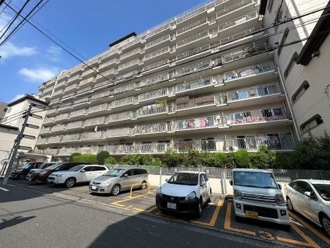 大森駅徒歩6分の立地らしく、並んだ車の奥に総戸数240戸の大規模レジデンスが穏やかに立ち上がっていて、日差しがバルコニーのラインに柔らかく触れていました。足元の駐車区画や植栽の配置が整っており、生活感とゆとりがほどよく混じった景色です。ニューハイツ大森は、1975年8月築、11階建てのマンションです。