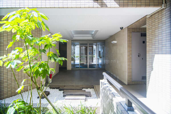 パークハウス高円寺南・桃園エントランス２｜エントランスホールには小さなパティオに植栽が施され管理が行き届いています。