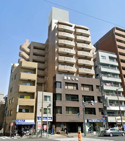 ゾンネンハイム六義園外観３｜ゾンネンハイム六義園は昭和57年築、11階建てのマンションです。本郷通り沿いに立地し、ＪＲ「駒込」駅から徒歩1分です。六義園が目の前にあります。