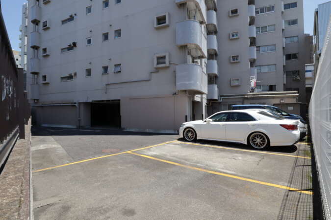 上馬マンション共用部2｜駐車スペースです。