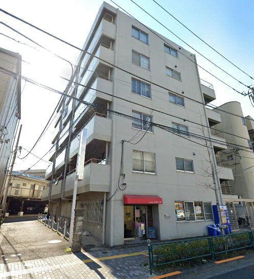 パーソナルハイツ飛鳥山は昭和55年築、６階建てのマンションです。南北線「西ヶ原」駅から遠1分、本郷通り沿いに立地します。