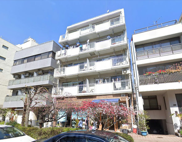 ワセダ福田マンション外観２｜ワセダ福田マンションは昭和５７年築、５階建のマンションです。早稲田大学から近く、早大通りに面した立地です。