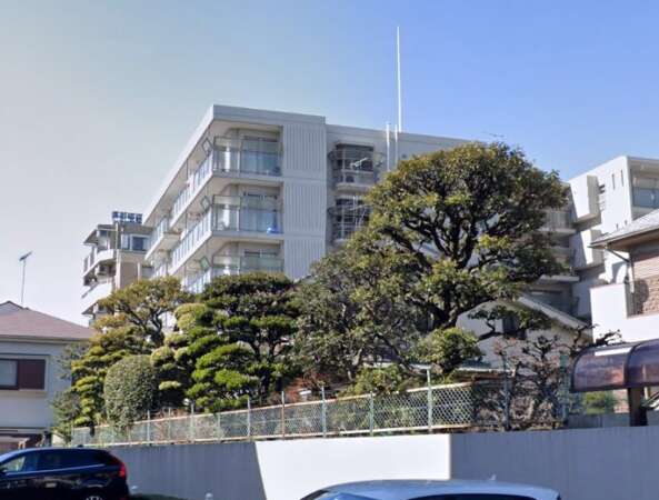 ハウス下高井戸外観１｜南側は戸建てやマンションがある住宅街です。