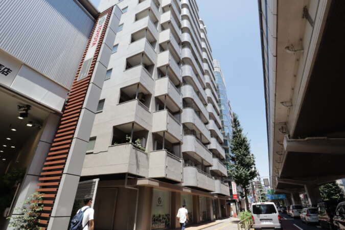 上馬マンション外観2｜玉川通り前に立地します。