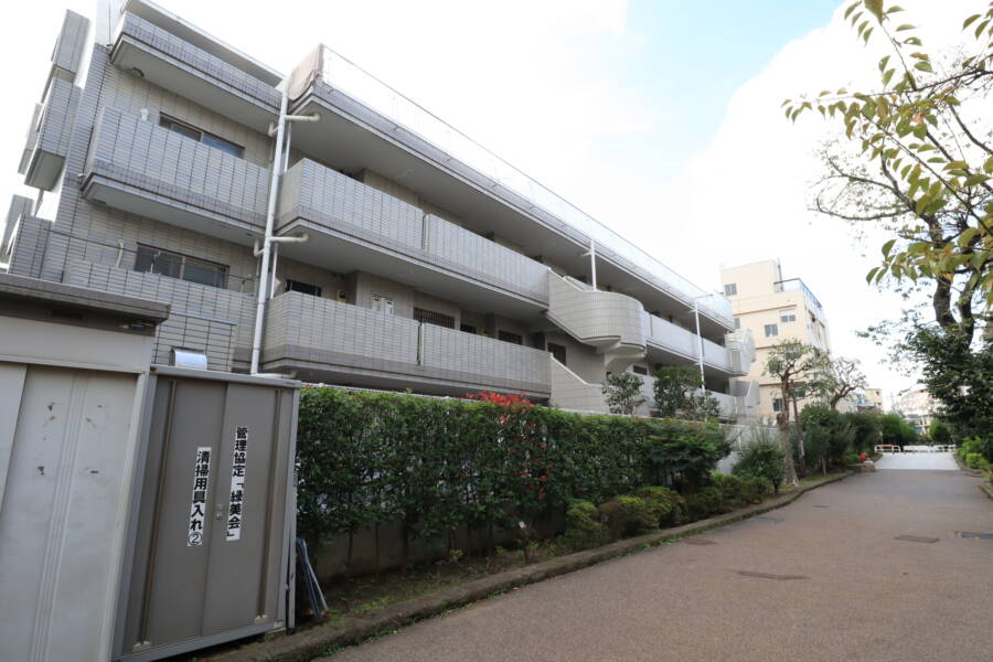 ドゥラール若林外観3｜建物の裏手は緑道になっています。
