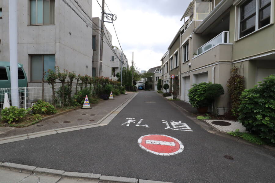 バオス神宮前アプローチ｜マンションは行き止まり道路の先にあります。他の交通が無く静かな環境をキープしています。