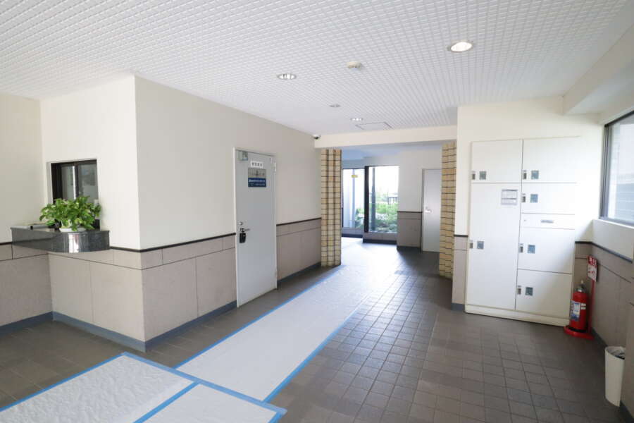 セザール千住天王公園共用部2｜宅配ボックスもあります。