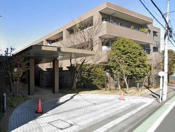 アリュール浜田山外観２｜建物東側にエントランスアプローチ前には車寄せがあります。鎌倉街道に面していて、コミュニティバス停が目の前にあります。