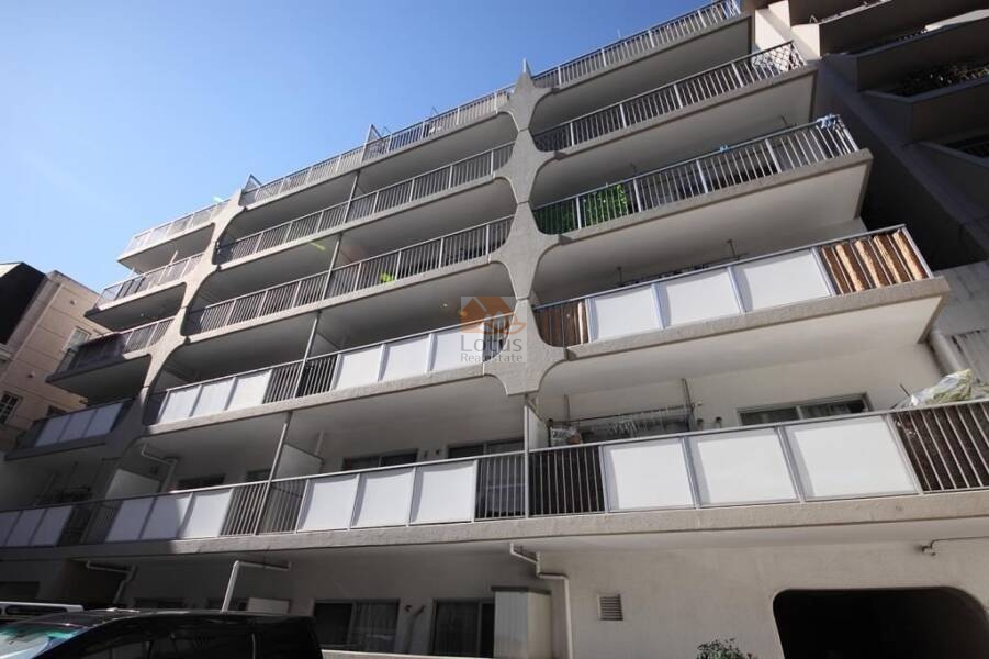 ロイヤルハイツ三田は昭和52年築、7階建てのマンションです。