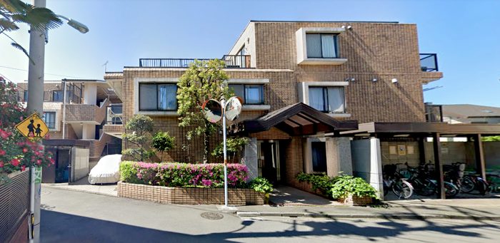 スターロワイヤル阿佐谷外観４｜スターロワイヤル阿佐谷は昭和61年築、３階建ての低層マンションです。エレベーターはありません。周辺は第一種低層住居専用の住宅地です。