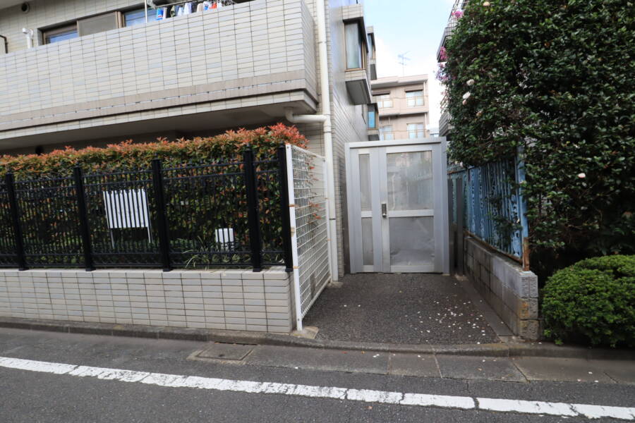 ドゥラール若林共用部5｜駐輪場入り口です。