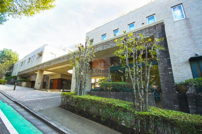 静かな仙川沿いに広がる第一種低層住居専用地域の落ち着きが外観全体に反映されています。低層フォルムが周囲の景観と自然に馴染むため、距離を取って眺めると陰影がやわらかく整う印象です。総戸数129戸という規模感を感じさせない端正な佇まいで、「成城学園前駅」「祖師ヶ谷大蔵駅」徒歩10分の利便性と住宅街の静けさが共存する配置といえます。プラウド成城は、平成17年築、5階建てのマンションです。