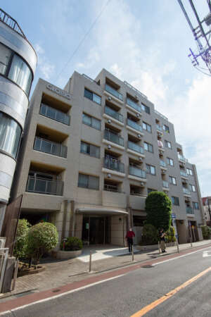 グローリオ大井町外観１｜グローリオ大井町は平成１６年築、７階建てのマンションです。マンション前の通りは「滝王子通り」です。エントランス前にはバス停「大井五丁目」があります。
