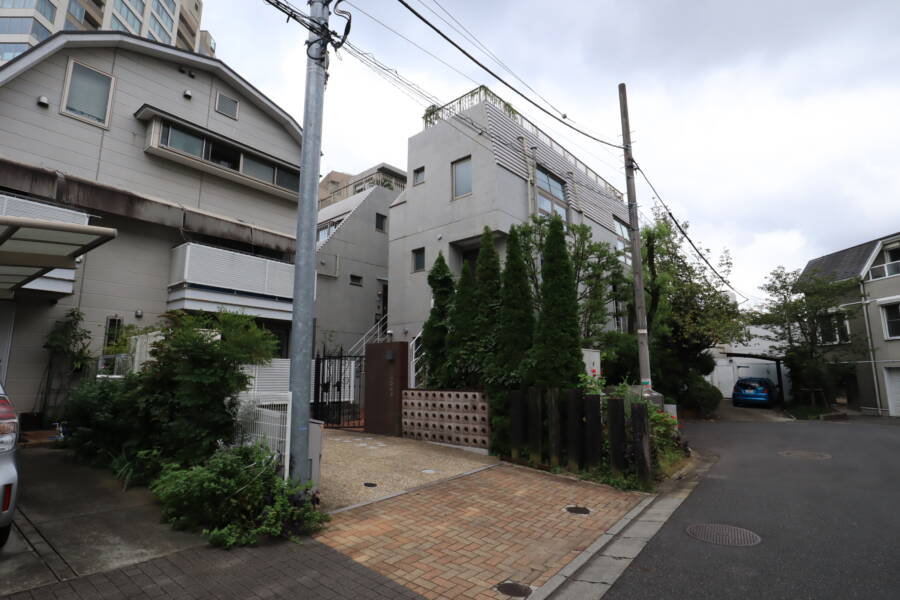 バオス神宮前外観1｜バオス神宮前は９棟のタウンハウス。戸建て感覚の共同住宅なのですが、このようなつくりの建物をタウンハウスといいます。