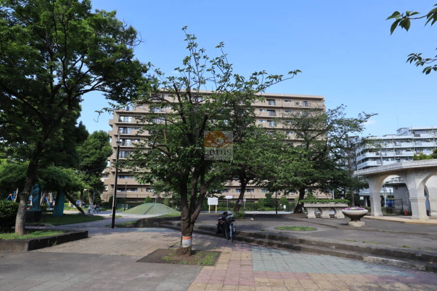 モアクレスト赤羽公園外観３｜京浜東北線他「赤羽」駅から公園を通っていけます。