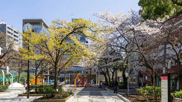 台東区立御徒町公園｜マンションの前には「台東区立御徒町公園」があります。