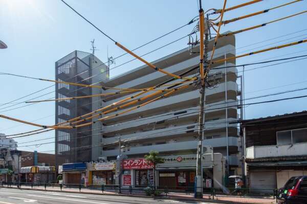 サンフラット立石外観１｜サンフラット立石は昭和５４年築、８階建てのマンションです。「京成立石」駅徒歩5分、奥戸街道に面した立地ですが、各お部屋は反対側の南向きです。