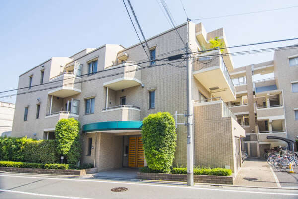 パークハウス高円寺南・桃園外観１｜パークハウス高円寺南桃園は平成１４年築、５階建のマンションです。周辺は戸建てが多く落ち着いた住環境の第一種低層住居専用地域です。