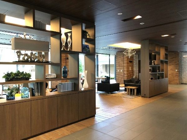 ザ・ガーデンズ東京王子カームコート共用部１｜コンシェルジュサービス付きです。カフェラウンジやBBQガーデンなど共用施設が充実しています。
