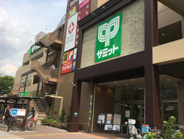 サミットストア 王子桜田通り店600｜徒歩2分に「サミットストア 王子桜田通り店」があります。