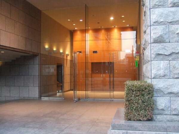 レジオン白金クロス_エントランス｜高級感のあるエントランスです。