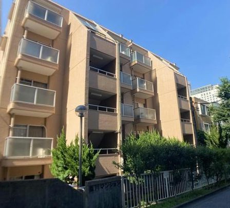 品川マンション外観２｜品川マンションは昭和53年築、５階建のマンションです。エレベーターはありません。ＪＲ「品川」駅高輪口から徒歩7分の閑静な住環境に立地します。