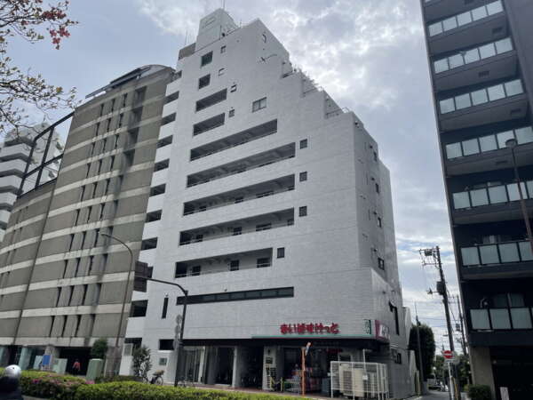 ライオンズマンション小石川台外観２｜ライオンズマンション小石川台は昭和５５年築、１１階建てのマンションです。春日通りに面した立地です。丸の内線他「後楽園」駅、大江戸線他「春日」駅、丸の内線「茗荷谷」駅が利用可です。