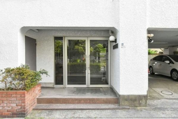 若松町ハビテーションエントランス１｜大久保通りに面した立地です。