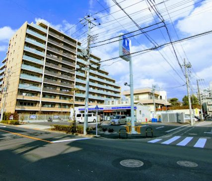 ローソン 足立加平二丁目店｜目の前に「ローソン 足立加平二丁目店」があります。