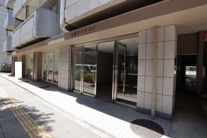 上馬マンションエントランス1｜エントランスは夜間オートロックになります。