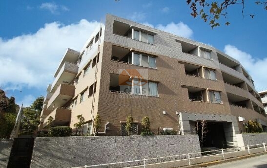 パークハウス哲学堂公園外観３ (1)｜パークハウス哲学堂公園は平成15年築、4階建てのマンションです。哲学度公園に隣接しています。