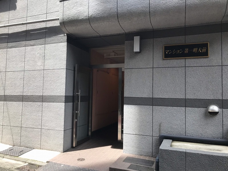 マンション第一明大前エントランス１｜甲州街道沿いの立地です。