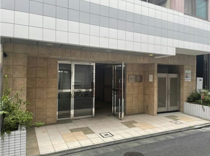 アーバイル日本橋水天宮エントランス３｜都営新宿線「浜町」駅、半蔵門線「水天宮前」駅、日比谷線他「人形町」駅、大江戸線他「森下」駅が利用できます。
