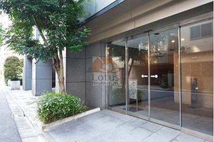ライオンズクオーレ東京八丁堀エントランス１｜ＪＲ「八丁堀」駅から徒歩2分の立地です。