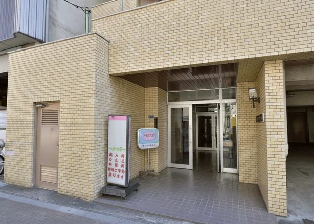 下谷セントラルマンションエントランス１｜日比谷線「三ノ輪」駅、日比谷線「入谷」駅が徒歩圏内です。